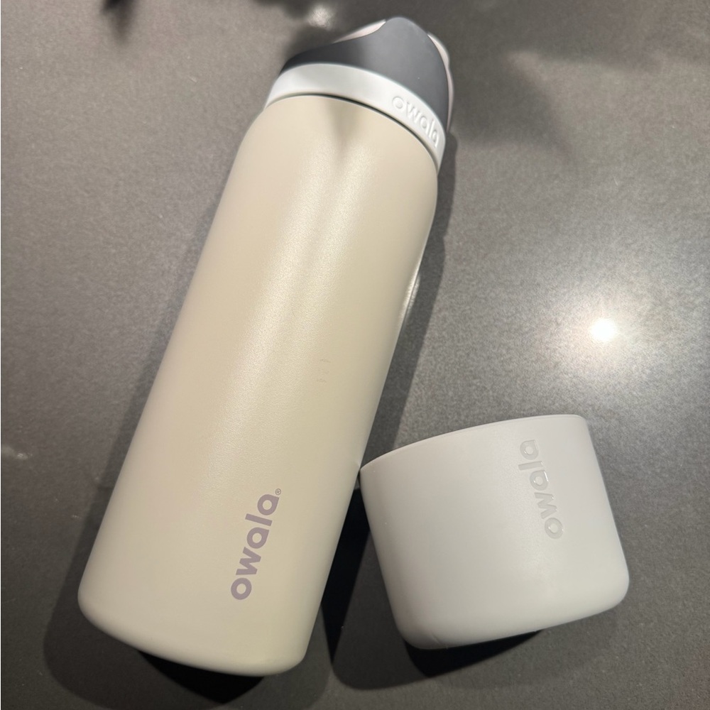 Owala FreeSip Bottle – Neutral White/Taupe